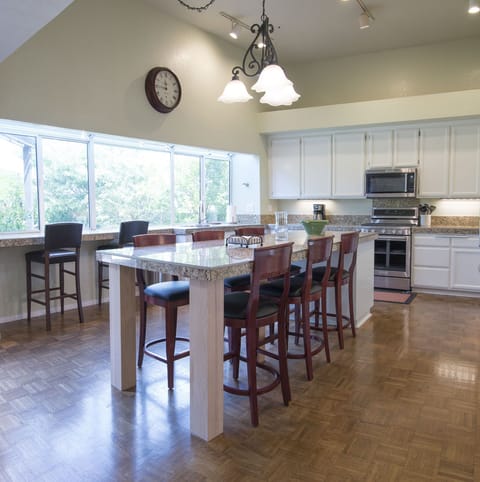 Fully Equipped Kitchen Redone in 2018.