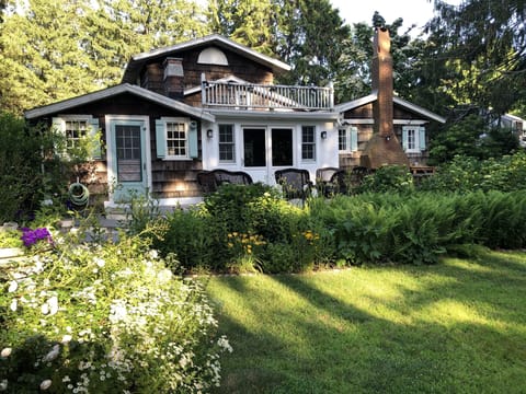 Spacious 3000 sqft Beach Bungalow 2 minutes from beach access!