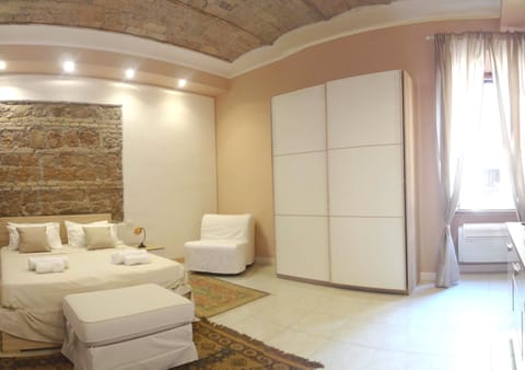 Cozy and Elegant bedroom with confortable double bed. Two windows A/C