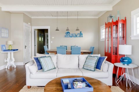 Welcome to Dragonfly Beach House, one block from Alki Beach!