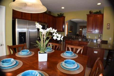 Attached breakfast nock to the kitchen 