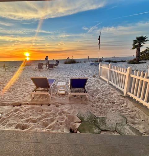 Groundfloor! Directly on the beach! Step out the door and into the sand!!
