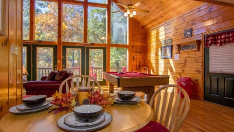 Full Wall Of Glass,Beautiful Wooded Setting,Peaceful & Quite 