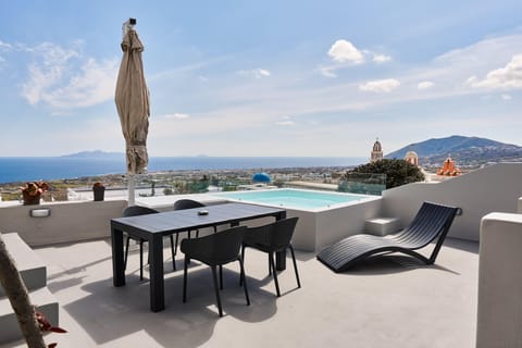 Jacuzzi and sea view from the back yard