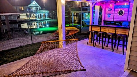 Luxury waterfront home! Fishing light, bikes, kayaks, tiki bar, fire pit & more!