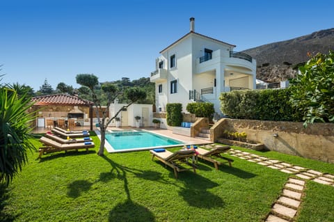 Luxury Villa with Incredible Exteriors! Relax and Enjoy !