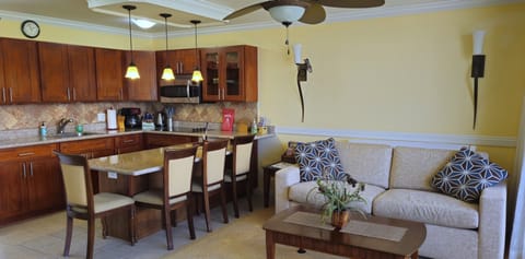 Living Room with Dining for 4