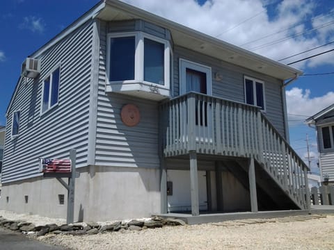 Newer, Updated Mint Home. One Block to Beach & One Block to Bay!