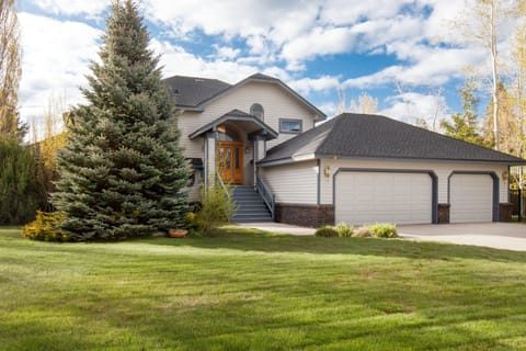 3bdrm, 2.5 bath, amazing home, 1 block from the Lake in prestigious Tahoe Keys