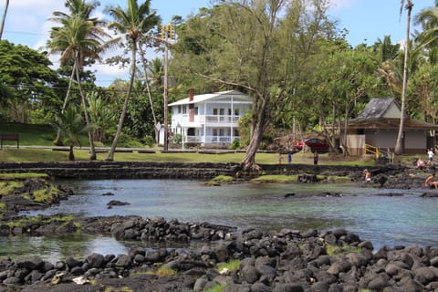 Right across from Richardson's Beach Park with views across Hilo bay.
