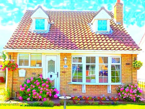 Coconut Cottage
A Little Gem by the Beach
2 bedrooms / Sleeps 1-4 guests