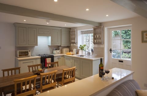 Well equiped kitchen with dining area