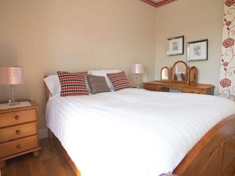Bedroom One: Double Bed with hotel quality bed linens and pillows. Facing WAW.
