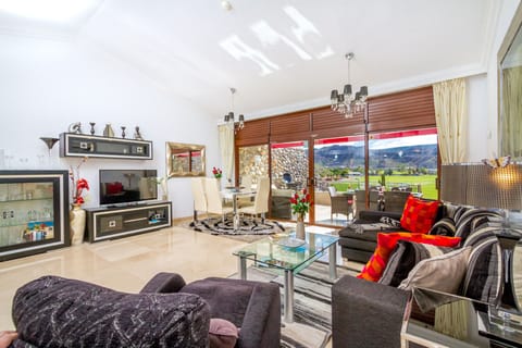 Stunning villa with lovely golf views, WiFi, IPTV, BBQ and bright and spacious