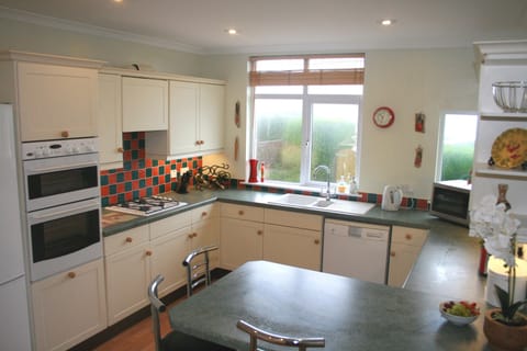 The kitchen with breakfast bar and sea view