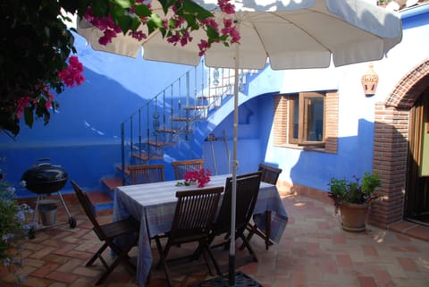 BBQ breakfast, lunch and dinner in the private courtyard.