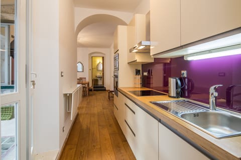 From kitchen to bathroom 3 in distance