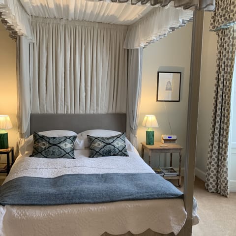 Four poster bathroom ensuite 