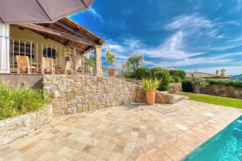 Accès à la piscine par de larges escaliers