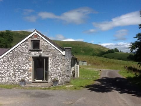 Owl Barn, a lovely spacious modern barn conversion with fantastic views