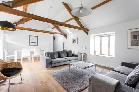 Owl Barn, a lovely spacious modern barn