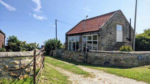 Enterance to the cottage and land 