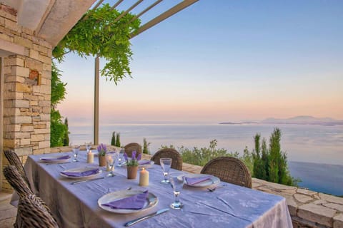 Paleopetres Marnie
Exterior dining