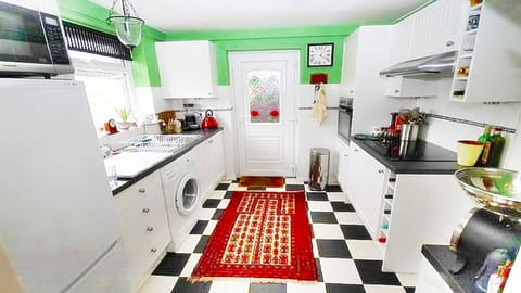 Fully equipped cottage Kitchen with views of the boating lake