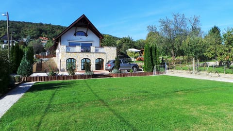 Spectacular Villa, , Spectacular Garden, Spectacular lake views, best location. 