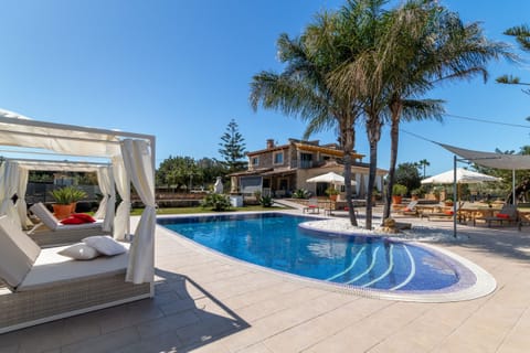 Amazing Villa with pool and Balinese beds