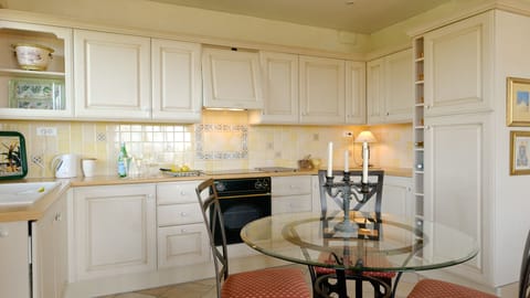 The fully equipt kitchen