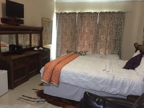 Executive Room, Garden View | Desk, rollaway beds (surcharge), WiFi (free)