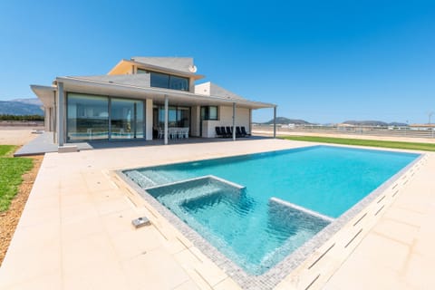 Amazing villa with pool and jacuzzi