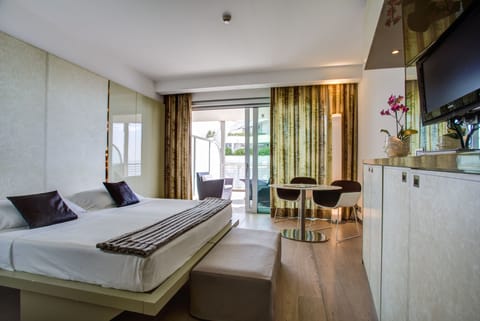 Executive Triple Room | Down comforters, minibar, in-room safe, desk