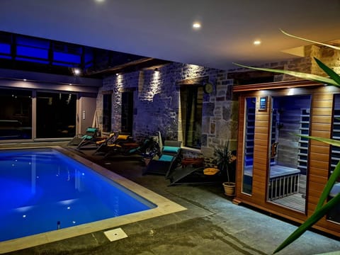 venez profiter de la piscine intérieure chauffée à 28° toute l'année