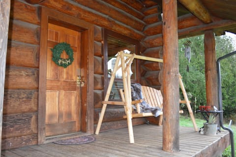 Sit & swing on the breezy porch, listening to birds, frogs & watch the hawk!