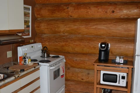 Fully equipped Kitchen, Keurig coffee pot with coffee/cream provided!