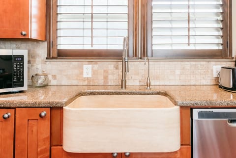 farmhouse sink