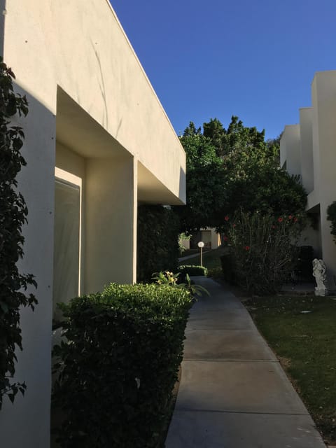 Desert Flower Condo~ Single Story EndUnit
