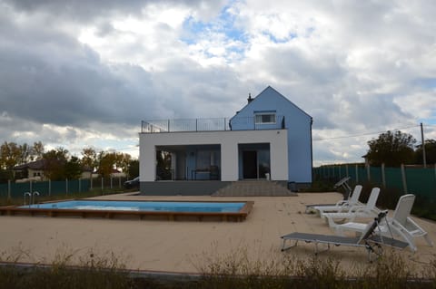 Swimming pool and terras