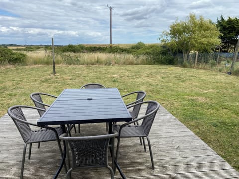 Fenced in back garden with table and chairs for 7 on decking 