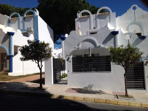 Corner of Villa (2 levels 3 terraces) Privacy easy parking in front, secure gate
