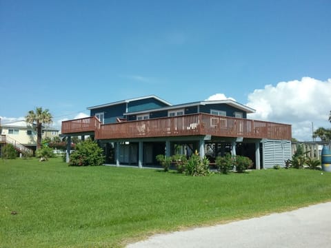 CAPTAINS QUARTERS
large deck,spacious yard
