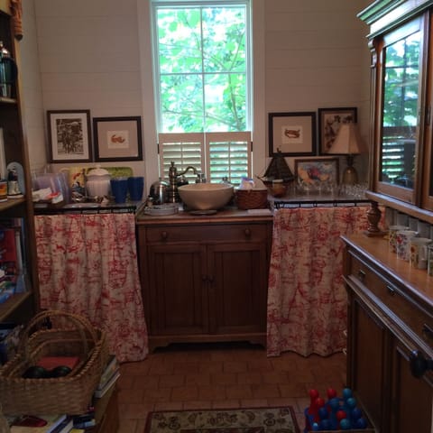 Pantry with Washer & Dryer, 2 twin roll away beds