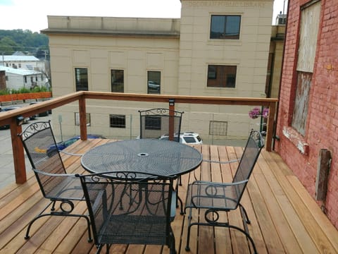 New! Relax on the back deck - great for your morning coffee/ evening cocktail. 