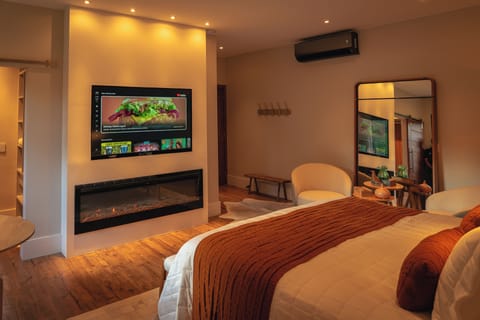 Presidential Double Room | Minibar, in-room safe, individually decorated, desk