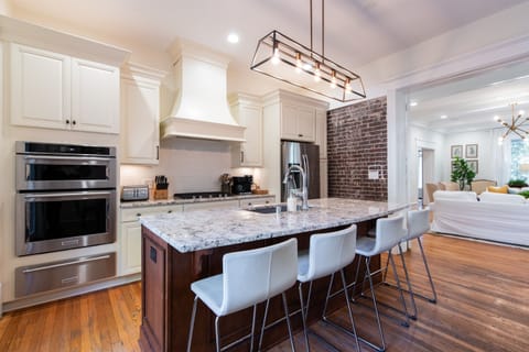 1st Floor Gourmet Kitchen ~ Top Of The line Appliances ~ Seating For 16 ~ All Dishes, Utensils, Pots/Pans And Glassware Provided