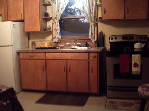 Full service kitchen available to guests. 