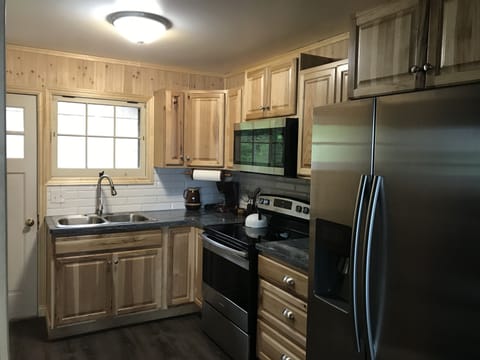 new kitchen & stainless appliances