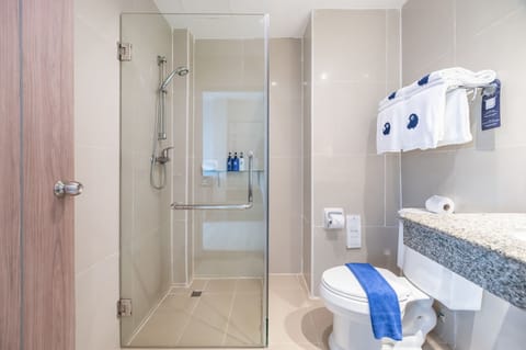 Koko Party(Quad) | Bathroom | Shower, free toiletries, hair dryer, bathrobes